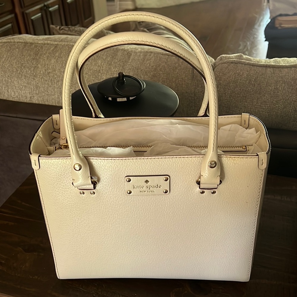 Kate Spade Wellesley Quinn Medium
Ivory Tote